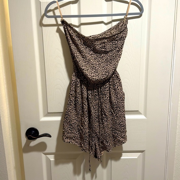 Leopard print Romper strapless with tie waist and pockets. Shorts - Picture 1 of 5